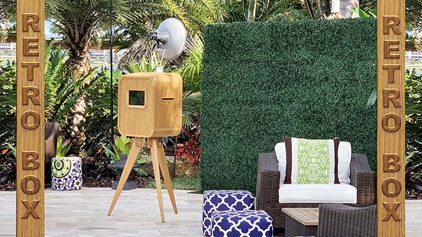 florida photo booth with hedge wall